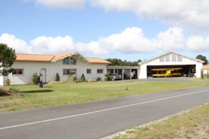 piscine d'une maison bois familiale
