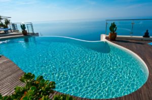 piscine d'une maison bois familiale