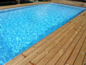 piscine d'une maison bois familiale