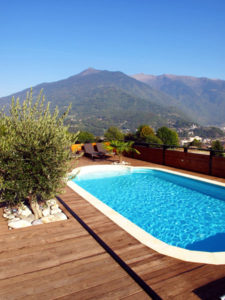 piscine d'une maison bois familiale