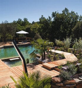 piscine d'une maison bois familiale