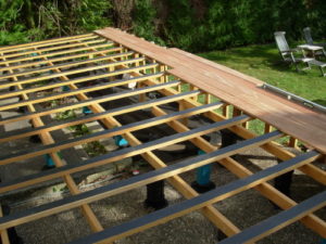 terrasse en bois d'une maison bois familiale