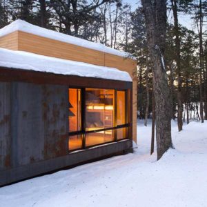 maison bois familiale dans le fôret