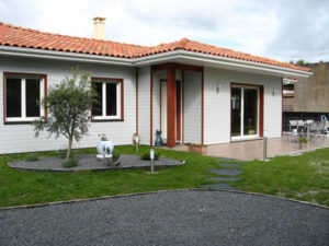 environnement d'une maison bois familiale