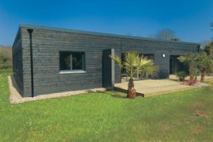 maison bois moderne et écologique avec jardin