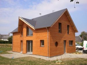 environnement d'une maison bois familiale