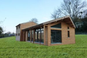 environnement d'une maison bois familiale