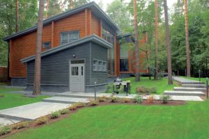 maison bois moderne et familiale avec jardin