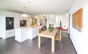 aménagement intérieur d'une maison bois moderne à la campagne