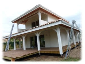 construction d'une maison bois moderne à la campagne