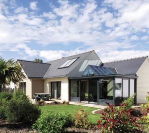 jardin d'une maison bois moderne à la campagne