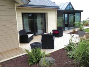jardin d'une maison bois moderne à la campagne
