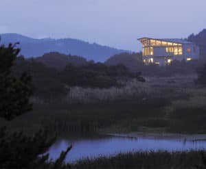 envrionnement d'une maison bois moderne à la campagne