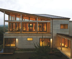 jardin d'une maison bois moderne à la campagne
