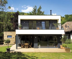 jardin d'une maison bois moderne à la campagne