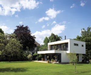 jardin d'une maison bois moderne à la campagne