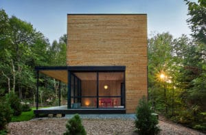 terrasse d'une maison bois moderne au Canada