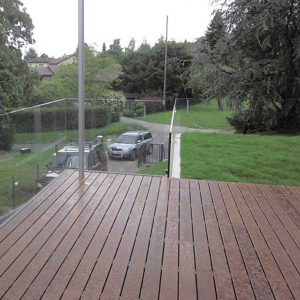 terrasse en bois avec jardin