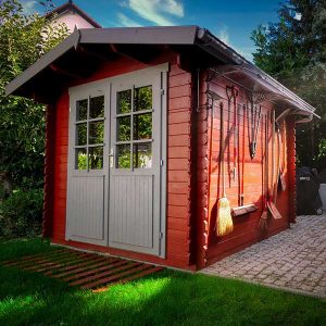 Un abri de jardin en bois peint en rouge, pour le rangement © Pixabay