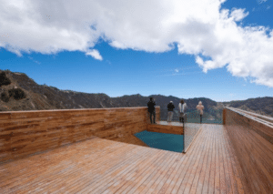 piscine d'une maison bois moderne et familiale