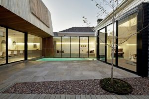 piscine d'une maison bois moderne et familiale