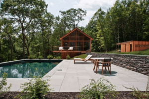 piscine d'une maison bois moderne et familiale