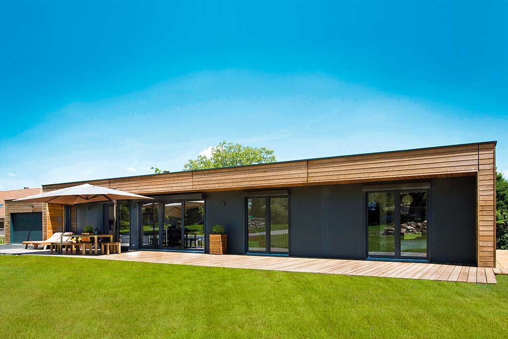 maison bois moderne et écologique avec jardin