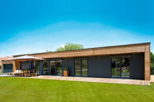 maison bois moderne et écologique avec jardin