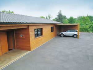 terrasse d'une maison bois moderne et familiale