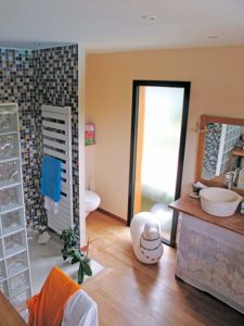 aménagement intérieur d'une maison bois moderne et familiale