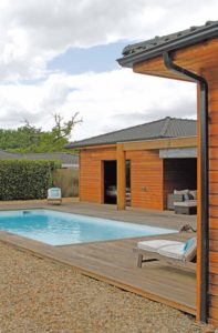 piscine d'une maison bois moderne et familiale