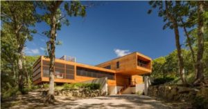 maison bois massive et moderne dans la nature