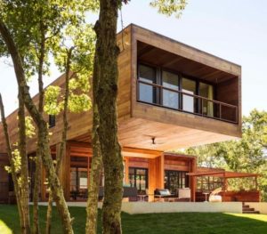 maison bois massive et moderne dans la nature