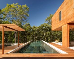 piscine d'une chalet bois massif dans la nature