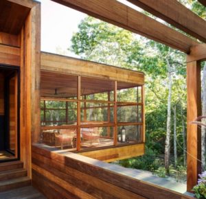aménagement intérieur d'une chalet bois massif dans la nature