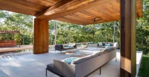 terrasse d'une chalet bois massif dans la nature