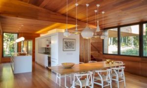 aménagement intérieur d'une chalet bois massif à la nature