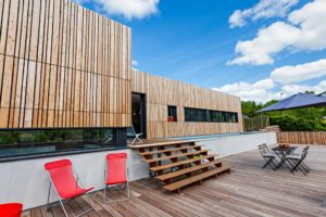 terrasse d'une maison bois moderne et familiale