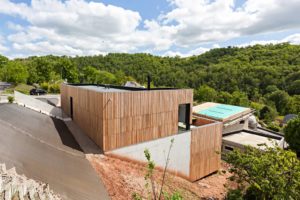 terrasse d'une maison bois moderne et familiale