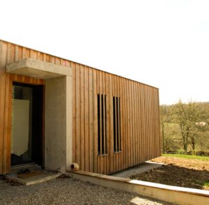 environnement d'une maison bois moderne et familiale