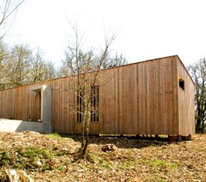 environnement d'une maison bois moderne et familiale