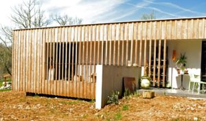 environnement d'une maison bois moderne et familiale