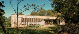 environnement d'une maison bois moderne et familiale