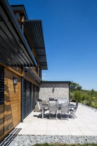 terasse d'une maison bois moderne et familiale
