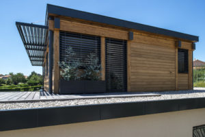 terasse d'une maison bois moderne et familiale