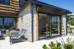 terasse d'une maison bois moderne et familiale