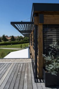 terrasse d'une maison bois moderne et familiale