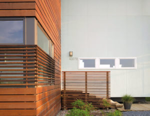entrée d'une maison bois familiale et moderne