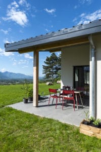 terrasse d'une maison bois moderne et familiale