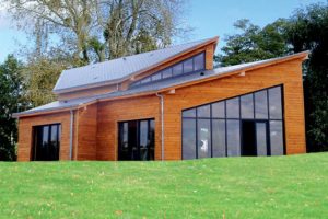 maison bois moderne et familiale avec jardin